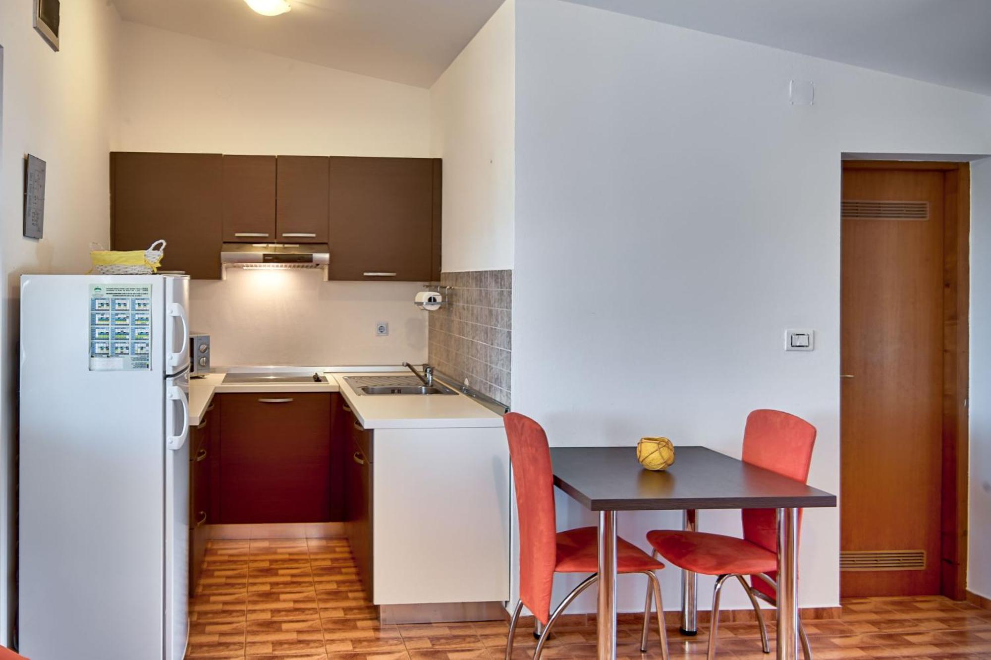 Teuta Apartments - A Beach And A Sea View Peroj Exterior photo