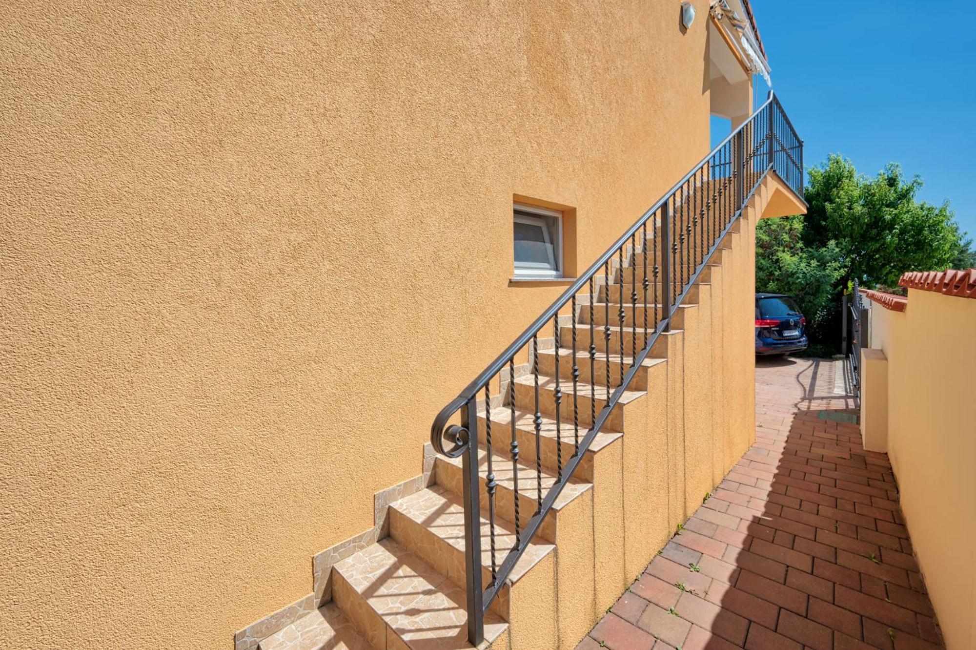 Teuta Apartments - A Beach And A Sea View Peroj Exterior photo