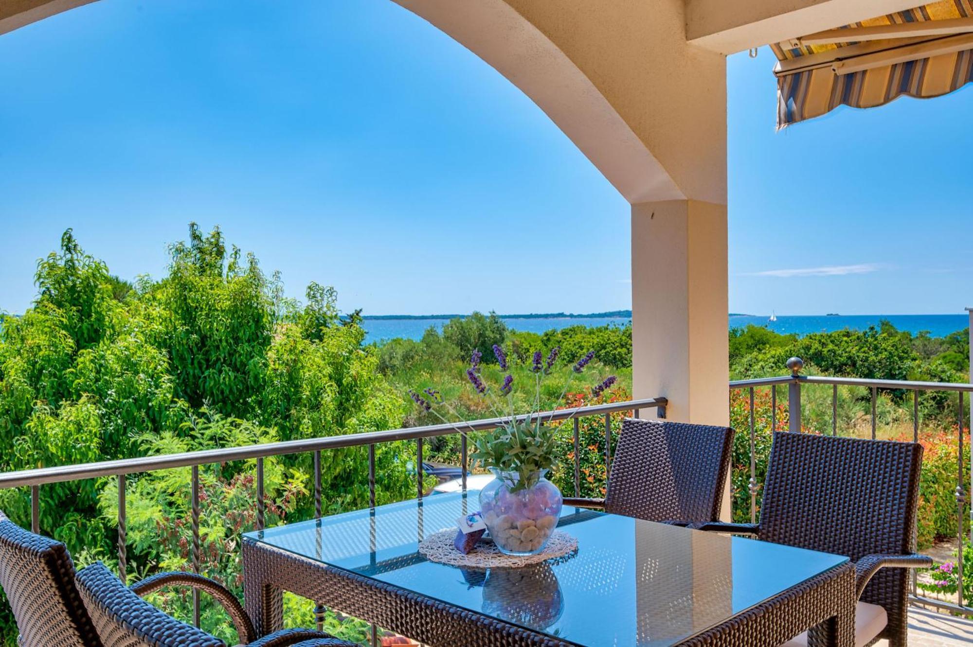 Teuta Apartments - A Beach And A Sea View Peroj Exterior photo