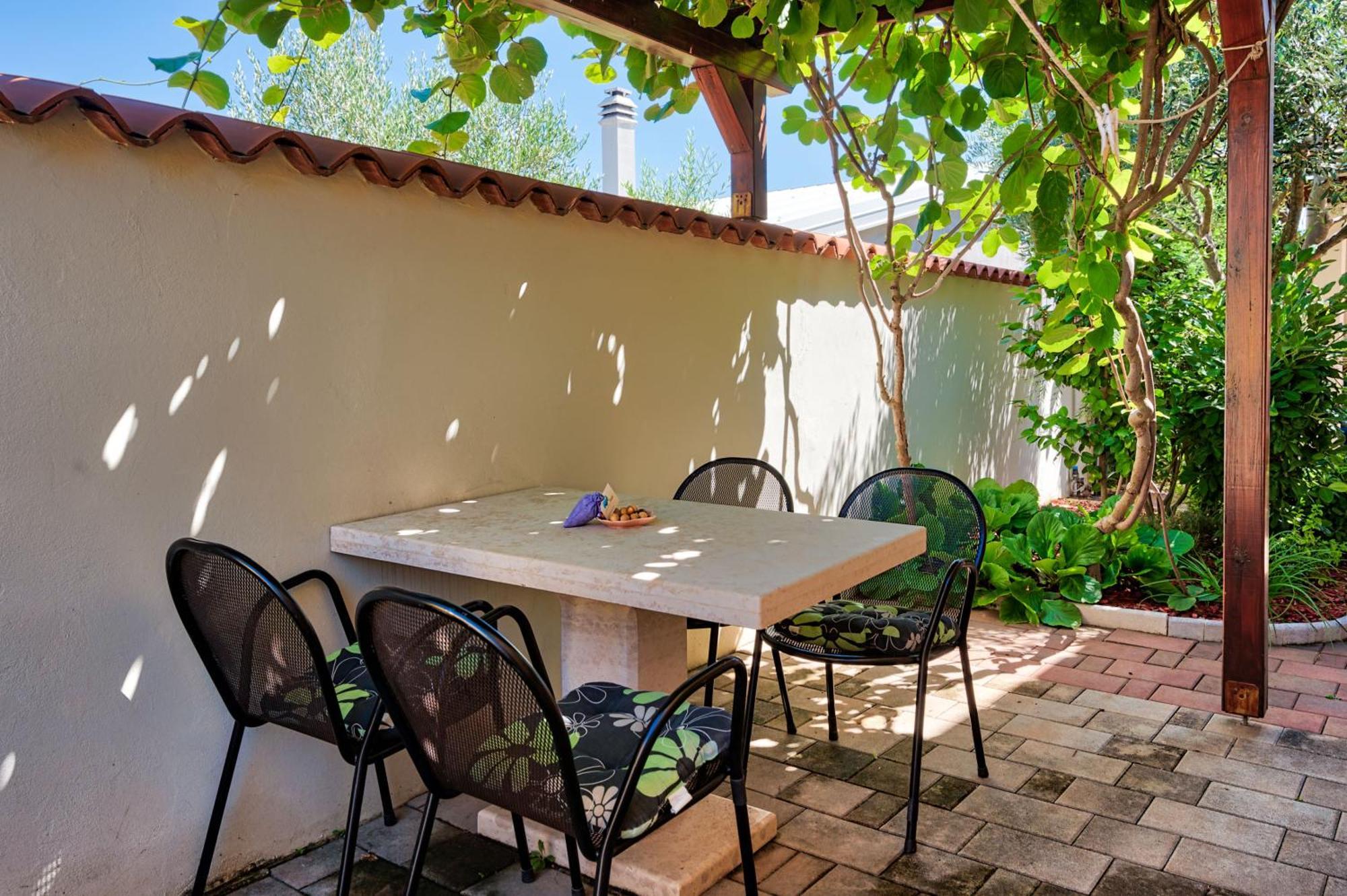 Teuta Apartments - A Beach And A Sea View Peroj Exterior photo